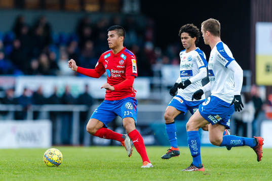 Helsingborgs Kalle Joelsson jagas av Värnamos Fabio Gama