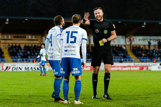 Värnamos Viktor Einarsson tilldelas gult kort av domare