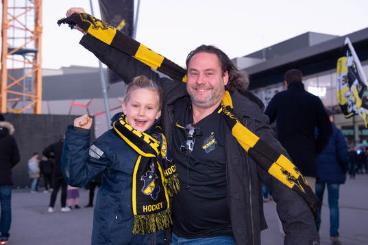 Två AIK-supportrar jublar innan fotbollsmatchen i