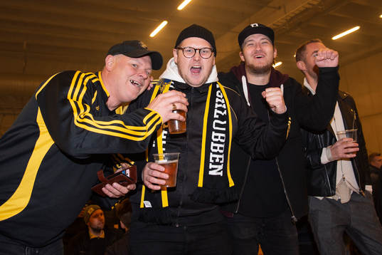 AIK-supportrar jublar