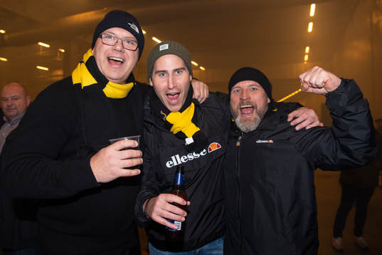 AIK-supportrar jublar