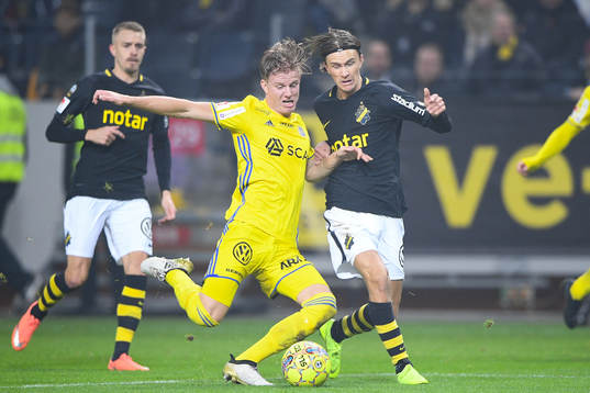 s Kristoffer Olsson i kamp om bollen