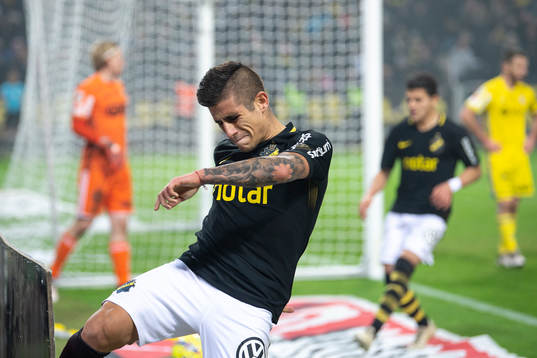 s Nicolas Stefanelli sparkar i frustration