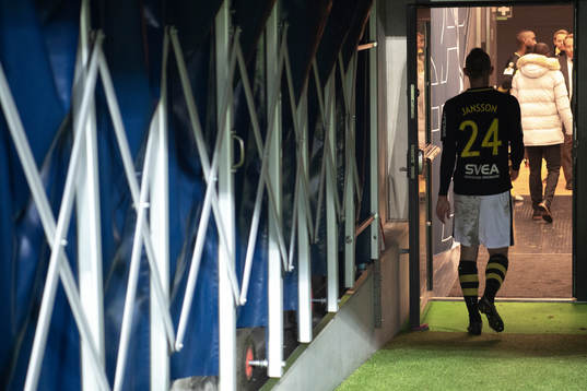 s Robin Jansson lämnar planen genom spelartunneln