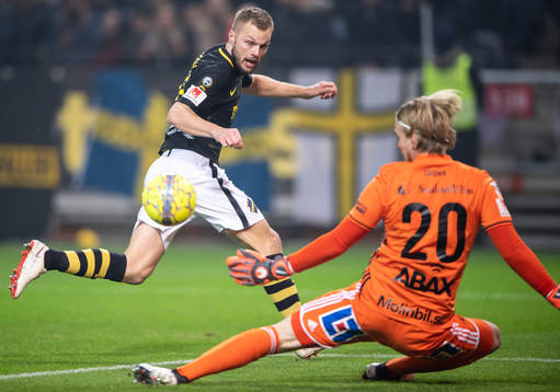 s Sebastian Larsson med ett skott som räddas av Sundsvalls