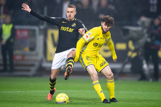 s Rasmus Lindkvist i en duell med Sundsvalls Jonathan