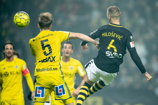 s Alexander Milosevic nickar bollen mot mål