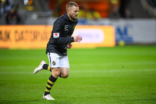 s Sebastian Larsson värmer upp
