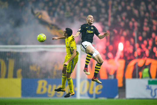 s Per Karlsson i kamp om bollen