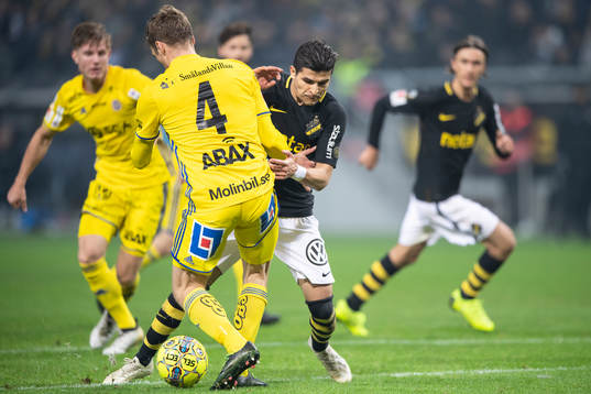 s Tarik Elyounoussi i en duell
