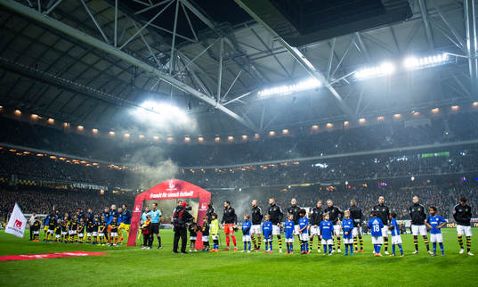 De båda lagens spelare står uppställda