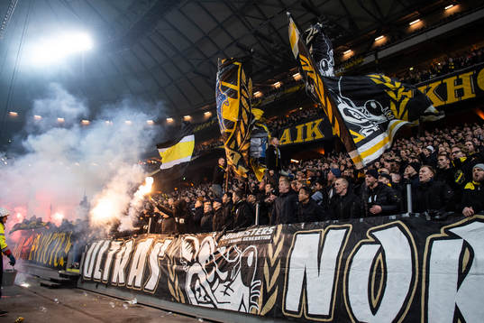 AIK-supportrar bränner bengaler