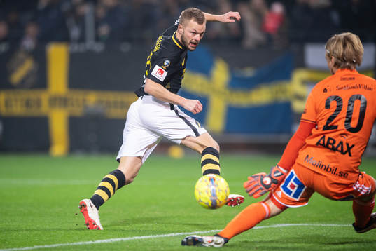 s Sebastian Larsson med ett skott som räddas av Sundsvalls