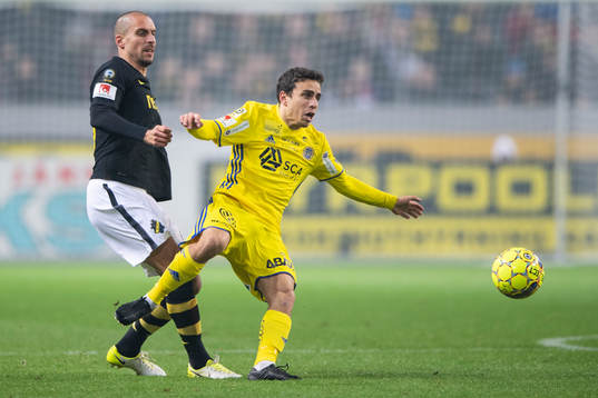 s Panos Dimitriadis i en närkamp med David Haro Iniesta