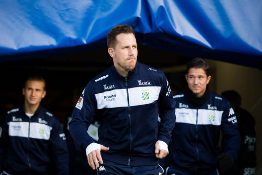 IFK Göteborgs Tobias Hysén på väg ut för att värma