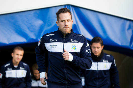 IFK Göteborgs Tobias Hysén på väg ut för att värma