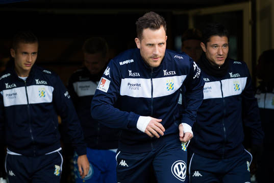 IFK Göteborgs Tobias Hysén på väg ut för att värma