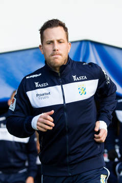 IFK Göteborgs Tobias Hysén på väg ut för att värma