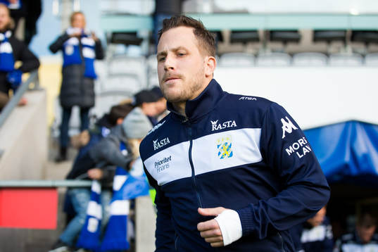 IFK Göteborgs Tobias Hysén på väg ut för att värma