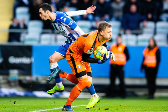 IFK Göteborgs Giorgi Kharaishvili och Malmö FFs målvakt