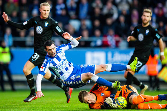IFK Göteborgs Giorgi Kharaishvili faller i en kamp med