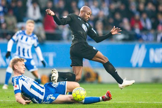 IFK Göteborgs Sebastian Ohlsson med en tackling på Malmö