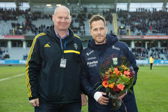 IFK Göteborgs Tobias Hysén får pris av