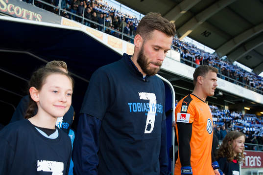 IFK Göteborgs Emil Salomonsson går in för line up innan