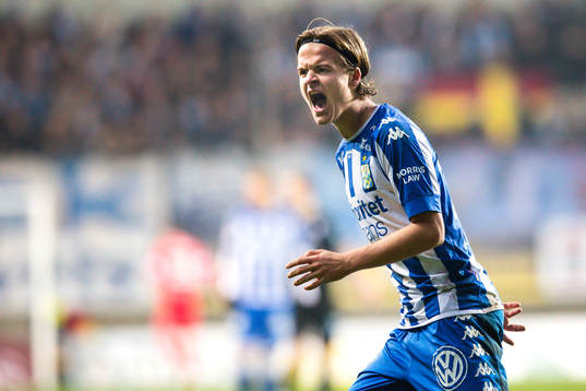 IFK Göteborgs August Erlingmark reagerar på ett domslut