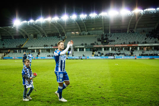 IFK Göteborgs Tobias Hysén går ett varv runt planen med