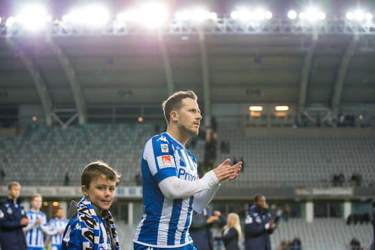 IFK Göteborgs Tobias Hysén går ett varv runt planen med