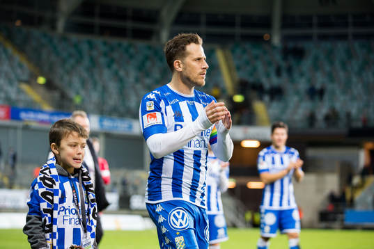 IFK Göteborgs Tobias Hysén går ett varv runt planen med