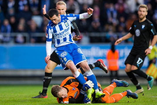 IFK Göteborgs Giorgi Kharaishvili faller