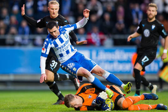 IFK Göteborgs Giorgi Kharaishvili faller
