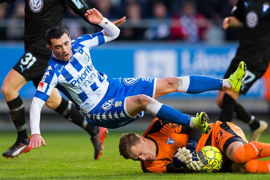 IFK Göteborgs Giorgi Kharaishvili faller