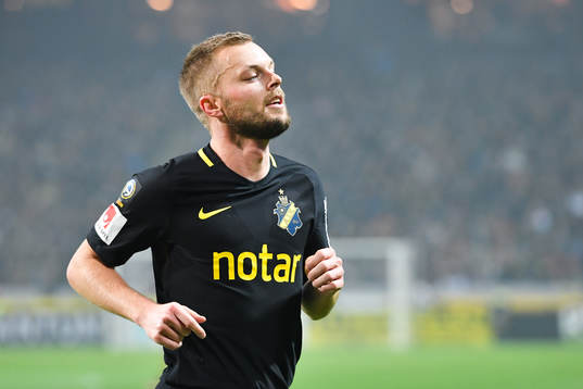s Sebastian Larsson skjuter