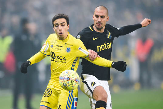 s Panos Dimitriadis i kamp om bollen