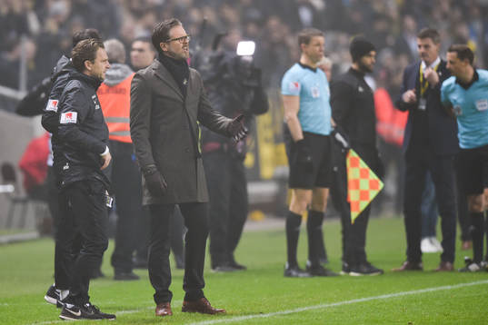 s tränare Rikard Norling regarerar