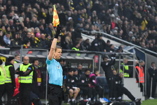 Den assisterande domaren dömer offside
