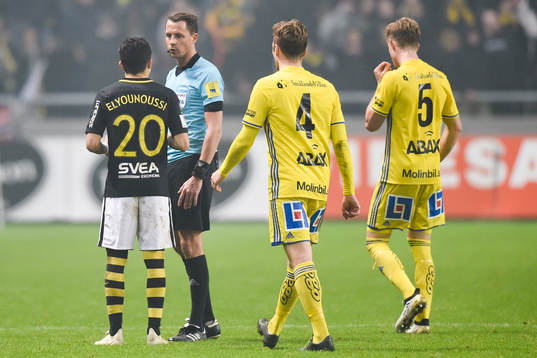 s Tarik Elyounoussi i samtal med domare Andreas Ekberg i
