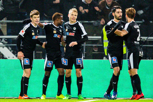 Örebros spelare jublar
