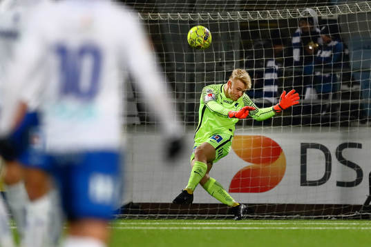 Norrköpings målvakt Isak Pettersson gör inspark