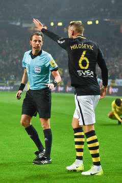s Alexander Milosevic reagerar mot domare Andreas Ekberg