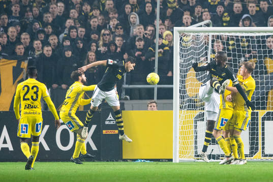 s Tarik Elyounoussi med målchans
