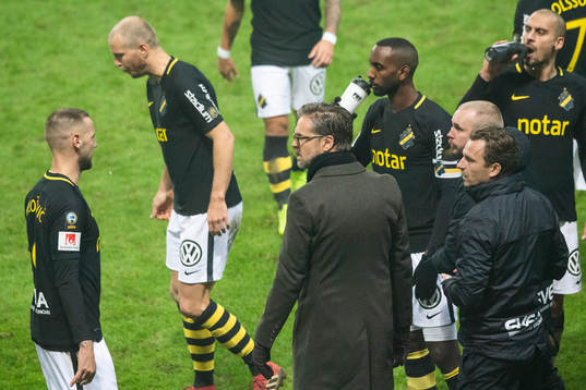 s tränare Rikard Norling vid ett spelavbrott