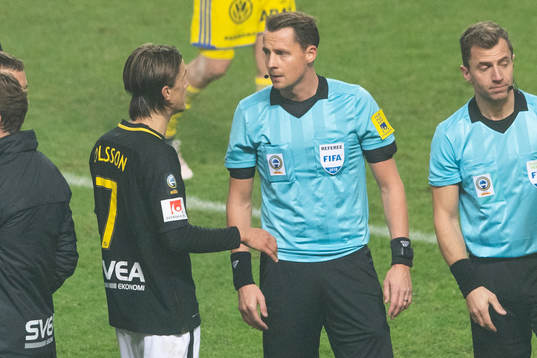 s Kristoffer Olsson pratar med domaren Andreas Ekberg