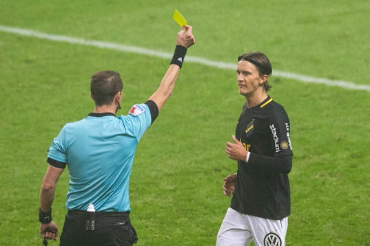 s Kristoffer Olsson varnas av domare Andreas Ekberg