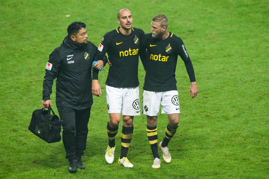 s Panos Dimitriadis lämnar plan med hjälp av Daniel