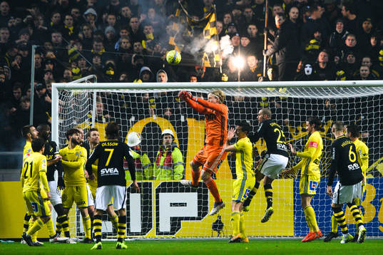 Sundsvalls Sundsvalls målvakt William Eskelinen med en
