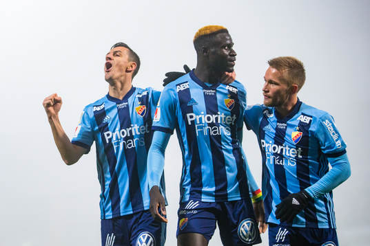 Djurgårdens Aliou Badji (m) gör 0-1 och jublar med Haris